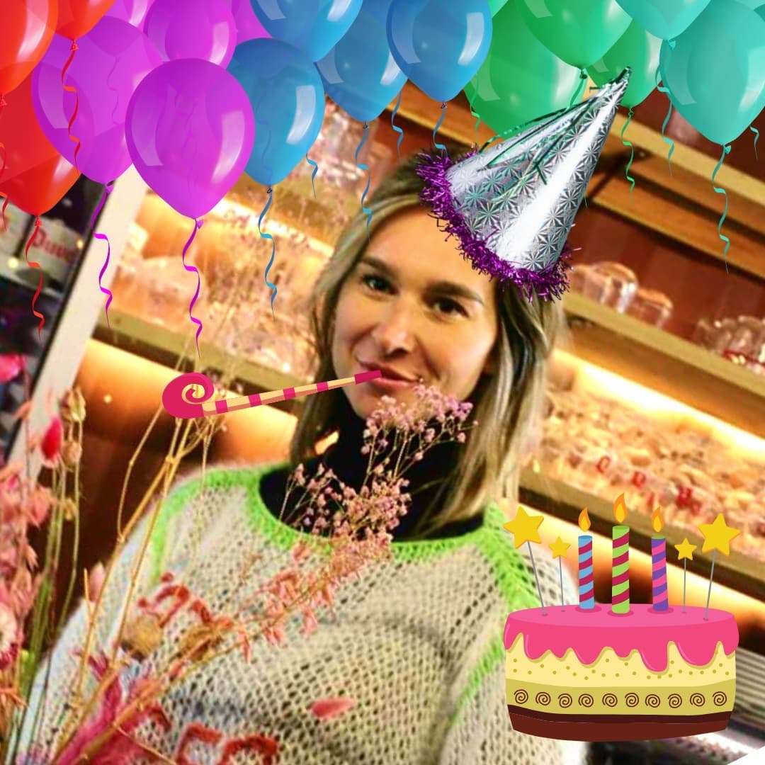 Woensdag is ons Stephanie jarig, donderdag ben je vrij. 1+1= FEEST!
Graag zetten we Steph in de bloemetjes, doe je mee komende woensdag 10 november?
Iedereen die iets (klein, ludiek, groot, attent, mooi, fijn, lief..) voor Steph meeneemt als cadeau, krijgt een pintje van het huis.
Kom je het mee vieren? Graag tot woensdag!
#happybirthday #onsstephanie #feestdagen #wapenstilstand #bringgifts #temse #temseviert #boelpadel #barboel