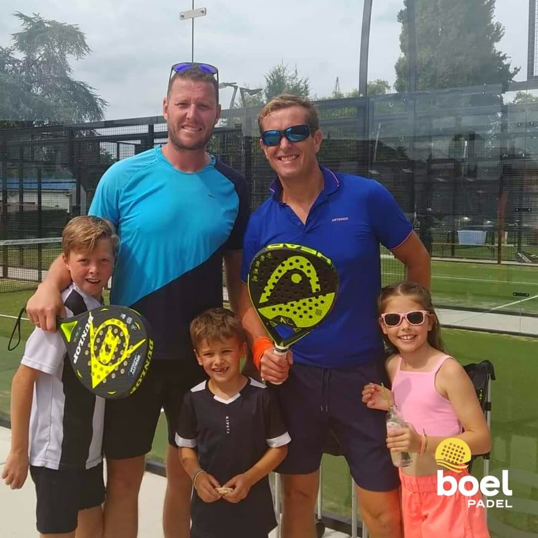Komend weekend is het tijd voor de Fun Cup! Wie knalt de vorige winnaars eruit? 🥎
Tijdens het openingsweekend van Boel Padel, inmiddels een dikke drie maand en 20 graden geleden, waren Terence en Frederik gewonnen.
Durf jij een voorspelling te doen voor zaterdag?
#funcup #padelwinnaar #openingsweekend #boelpadel #padelmaniacs #padel4life